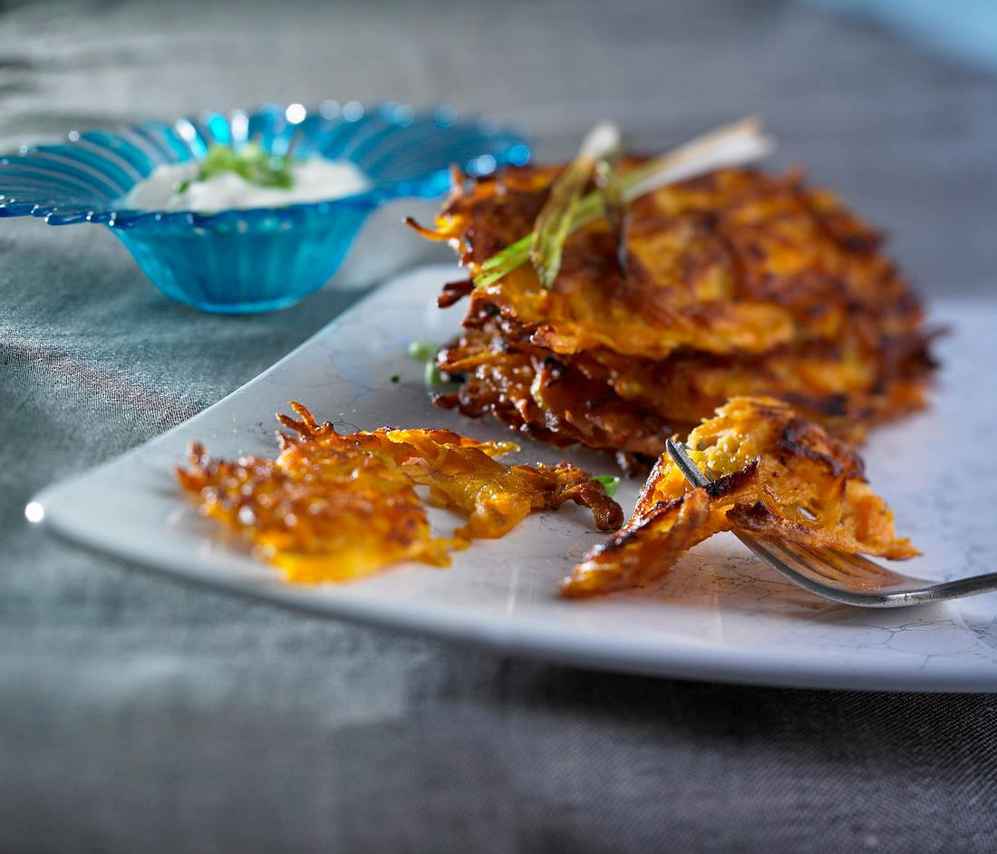 Süßkartoffel-Rösti mit Limettenquark Rezept | LECKER