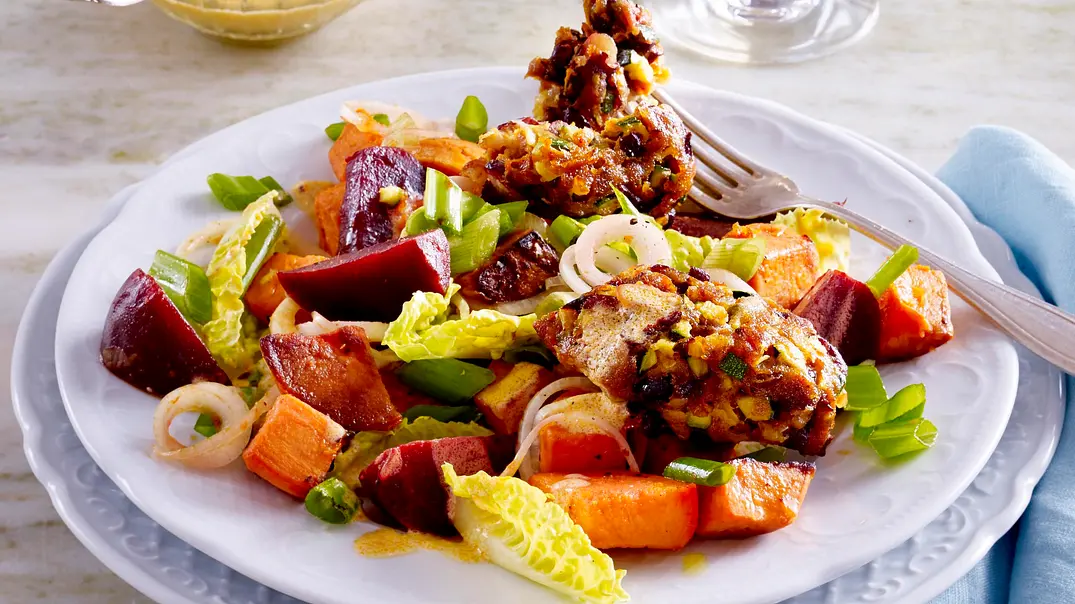 Süßkartoffel-Rote-Bete-Salat mit Veggie-Köfte Rezept - Foto: LECKER @ Bauer Media Group Süßkartoffel-Rote-Bete-Salat mit Veggie-Köfte Rezept - Foto: LECKER @ Bauer Media Group