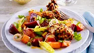 Süßkartoffel-Rote-Bete-Salat mit Veggie-Köfte Rezept - Foto: LECKER @ Bauer Media Group Süßkartoffel-Rote-Bete-Salat mit Veggie-Köfte Rezept - Foto: LECKER @ Bauer Media Group