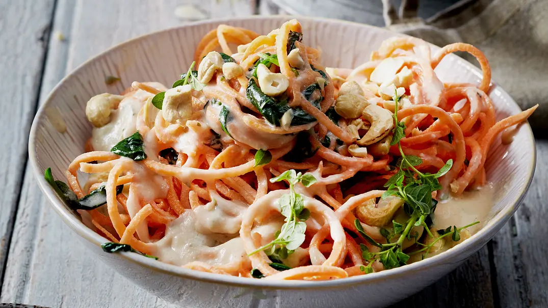 Süßkartoffel-Spaghetti mit Cashewsoße Rezept - Foto: LECKER @ Bauer Media Group Süßkartoffel-Spaghetti mit Cashewsoße Rezept - Foto: LECKER @ Bauer Media Group