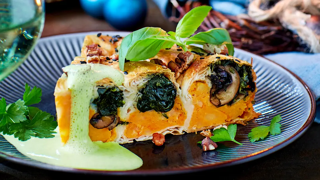 Süßkartoffel-Strudel mit Pesto-Sahne-Schaum Rezept - Foto: LECKER @ Bauer Media Group Süßkartoffel-Strudel mit Pesto-Sahne-Schaum Rezept - Foto: LECKER @ Bauer Media Group
