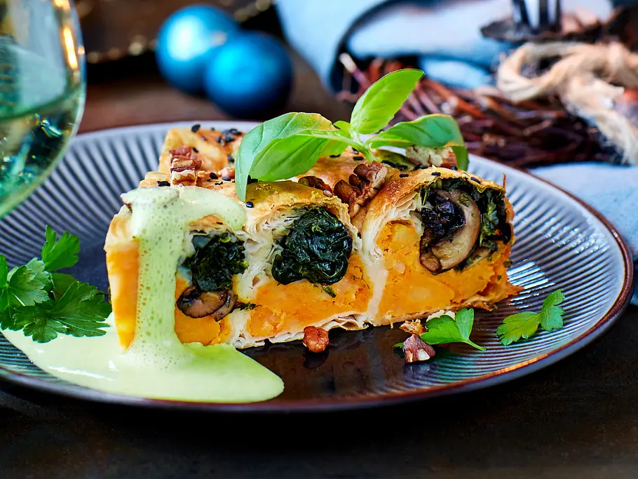 Süßkartoffel-Strudel mit Pesto-Sahne-Schaum Rezept Süßkartoffel-Strudel mit Pesto-Sahne-Schaum Rezept