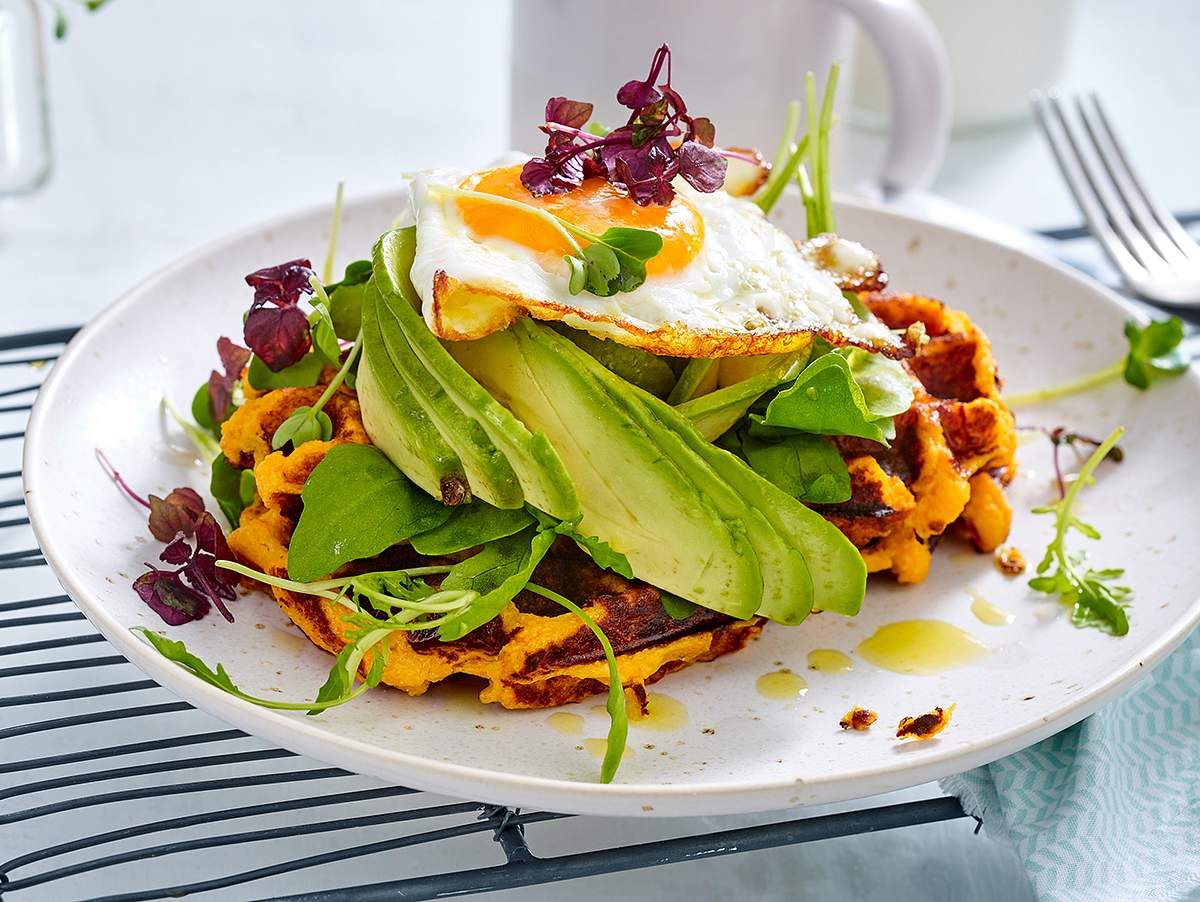 Süßkartoffel-Waffeln mit Avocado und Ei Rezept