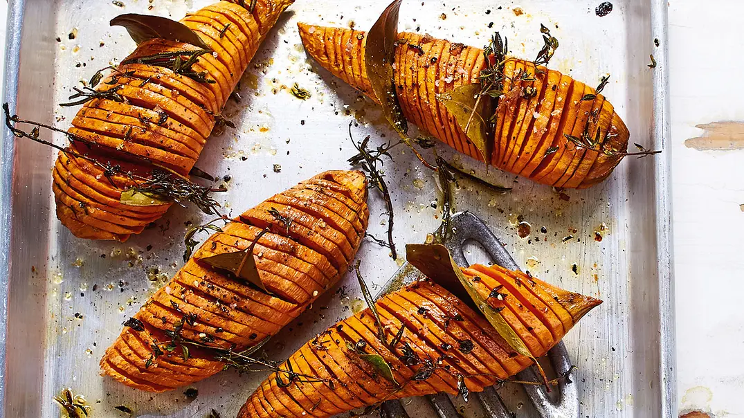 Süßkartoffeln à la Hasselback Rezept - Foto: LECKER @ Bauer Media Group Süßkartoffeln à la Hasselback Rezept - Foto: LECKER @ Bauer Media Group