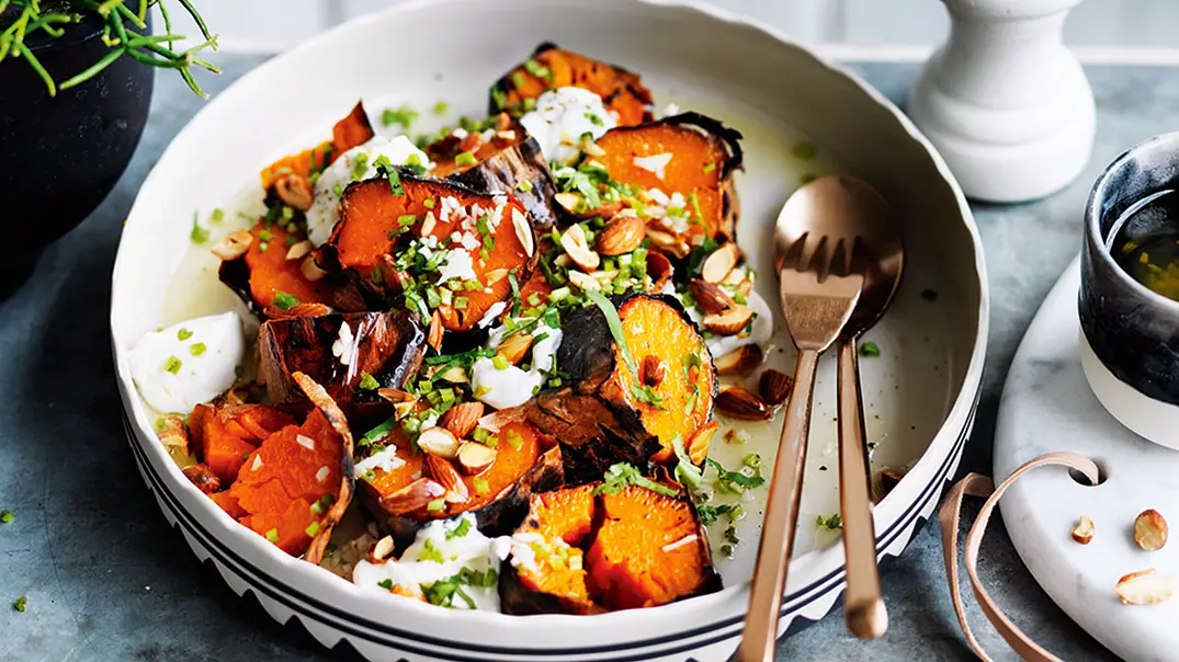 Süßkartoffeln „vom heißen Blechle“ mit Knobidip Rezept - Foto: LECKER @ Bauer Media Group Süßkartoffeln „vom heißen Blechle“ mit Knobidip Rezept - Foto: LECKER @ Bauer Media Group