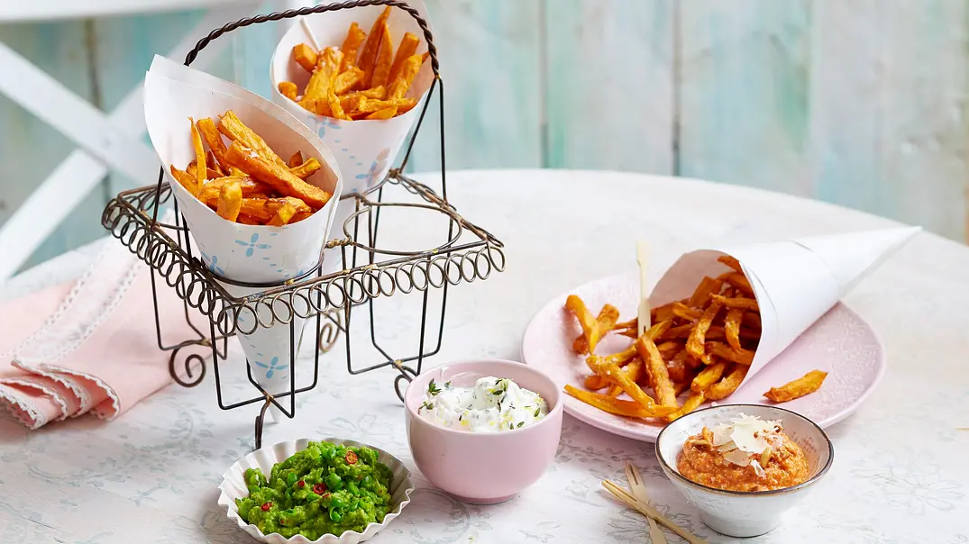Süßkartoffelpommes mit drei Dips Rezept - Foto: LECKER @ Bauer Media Group Süßkartoffelpommes mit drei Dips Rezept - Foto: LECKER @ Bauer Media Group