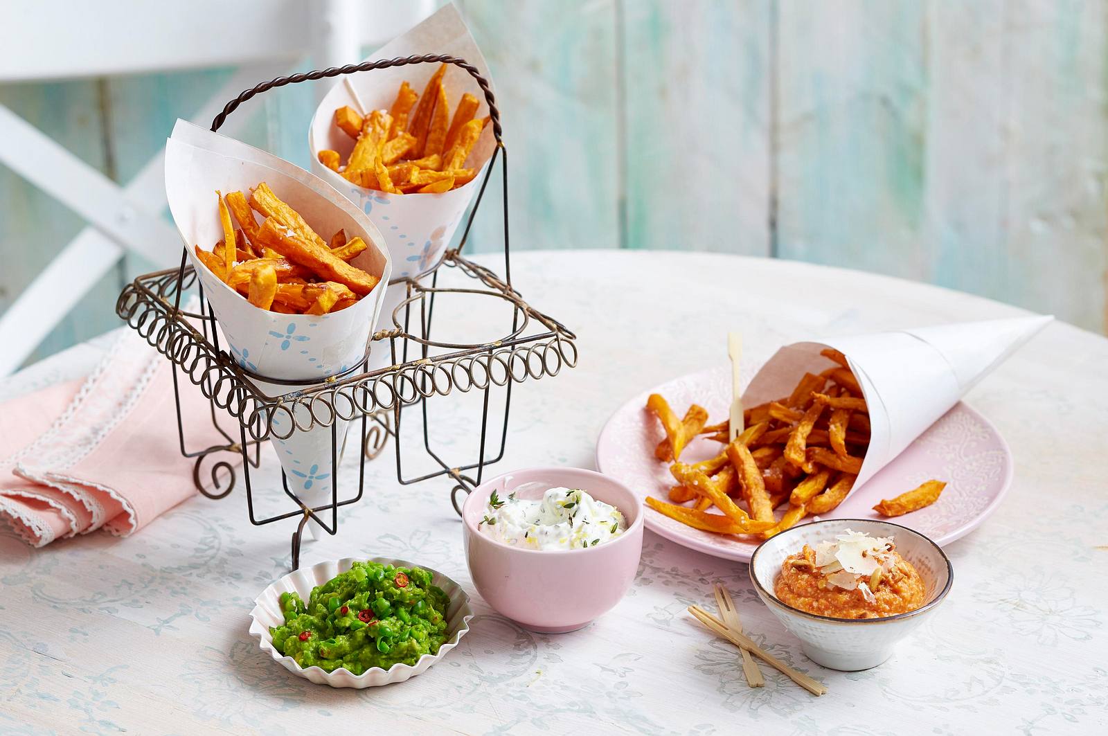 Süßkartoffelpommes mit drei Dips Rezept | LECKER