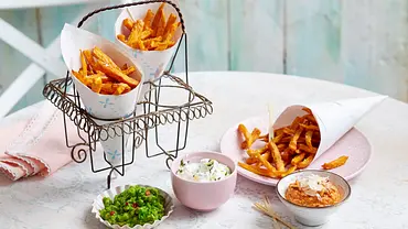 Süßkartoffelpommes mit drei Dips Rezept - Foto: LECKER @ Bauer Media Group Süßkartoffelpommes mit drei Dips Rezept - Foto: LECKER @ Bauer Media Group