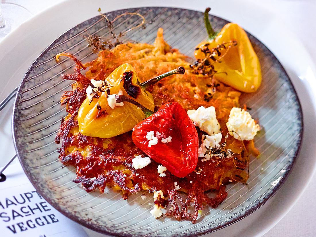 Süßkartoffelrösti mit Grill-Paprika und Ziegenfrischkäse Rezept | LECKER