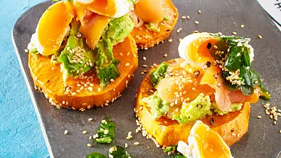 Süßkartoffelschnitten mit pochiertem Ei Rezept - Foto: LECKER @ Bauer Media Group