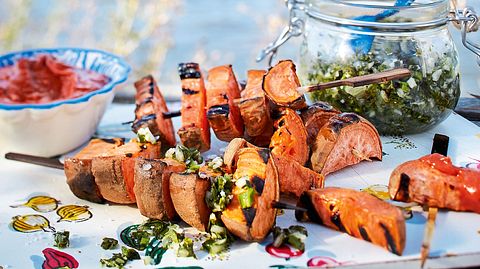 Süßkartoffelspieße mit Tahinsoße und Chimichurri Rezept - Foto: House of Food / Bauer Food Experts KG