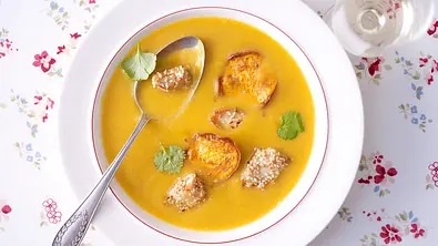 Süßkartoffelsuppe mit Sesamhähnchen Rezept - Foto: LECKER @ Bauer Media Group