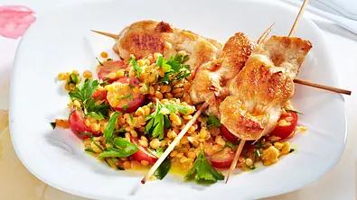 Süßscharfer Linsensalat mit Hähnchenspießen Rezept - Foto: LECKER @ Bauer Media Group