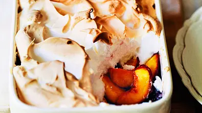 Sweet-Summer-Auflauf mit Pfirsichen Rezept - Foto: LECKER @ Bauer Media Group