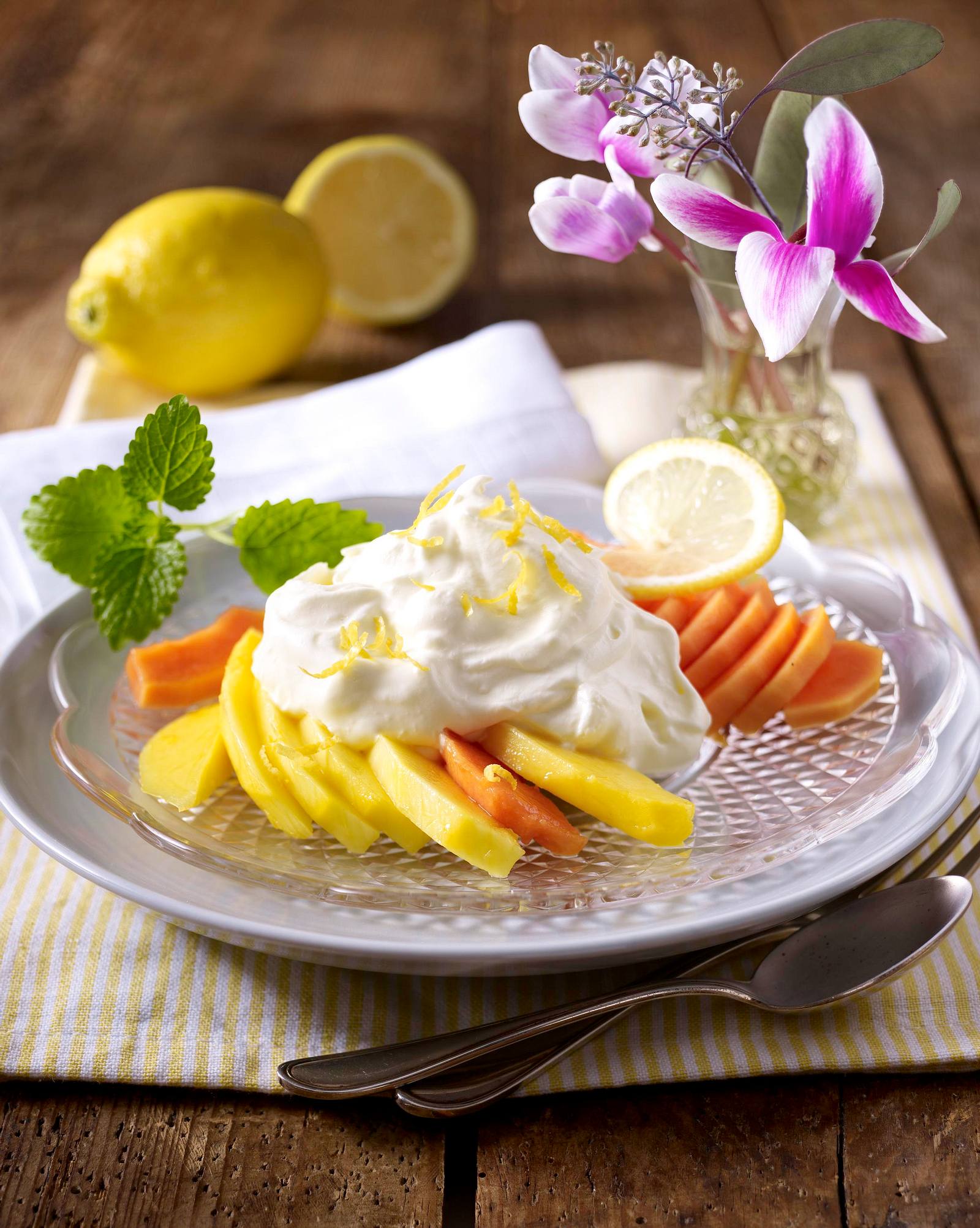 Syllabub (Zitronencreme) auf Mango-Papaya-Salat Rezept | LECKER
