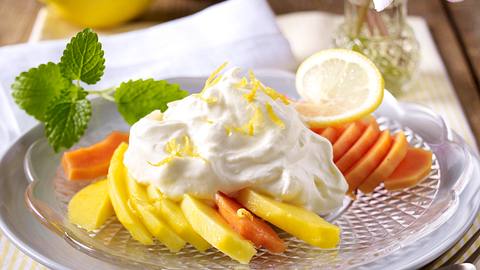Syllabub (Zitronencreme) auf Mango-Papaya-Salat Rezept - Foto: House of Food / Bauer Food Experts KG