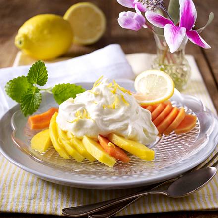 Syllabub (Zitronencreme) auf Mango-Papaya-Salat Rezept