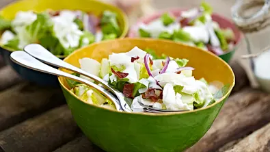 Sylter Caesar Salad mit doppelt Käse Rezept - Foto: LECKER @ Bauer Media Group