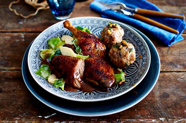 Sylter Ente auf karamellisiertem Apfel-Spitzkohl und Preiselbeersoße Rezept Sylter Ente auf karamellisiertem Apfel-Spitzkohl und Preiselbeersoße Rezept