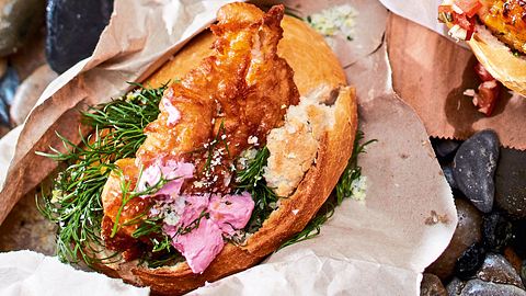 Sylter Fischbrötchen Backfisch im Bierteig Rezept - Foto: House of Food / Bauer Food Experts KG