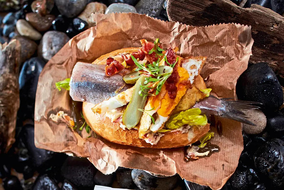 Sylter Fischbrötchen Matjes mit Sansibar-Geheimnis Rezept Sylter Fischbrötchen Matjes mit Sansibar-Geheimnis Rezept