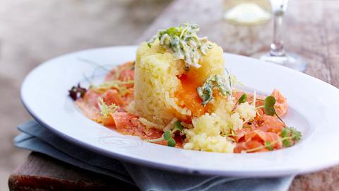 Sylter Landei im Kartoffelschnee auf Wildlachs Rezept - Foto: House of Food / Bauer Food Experts KG