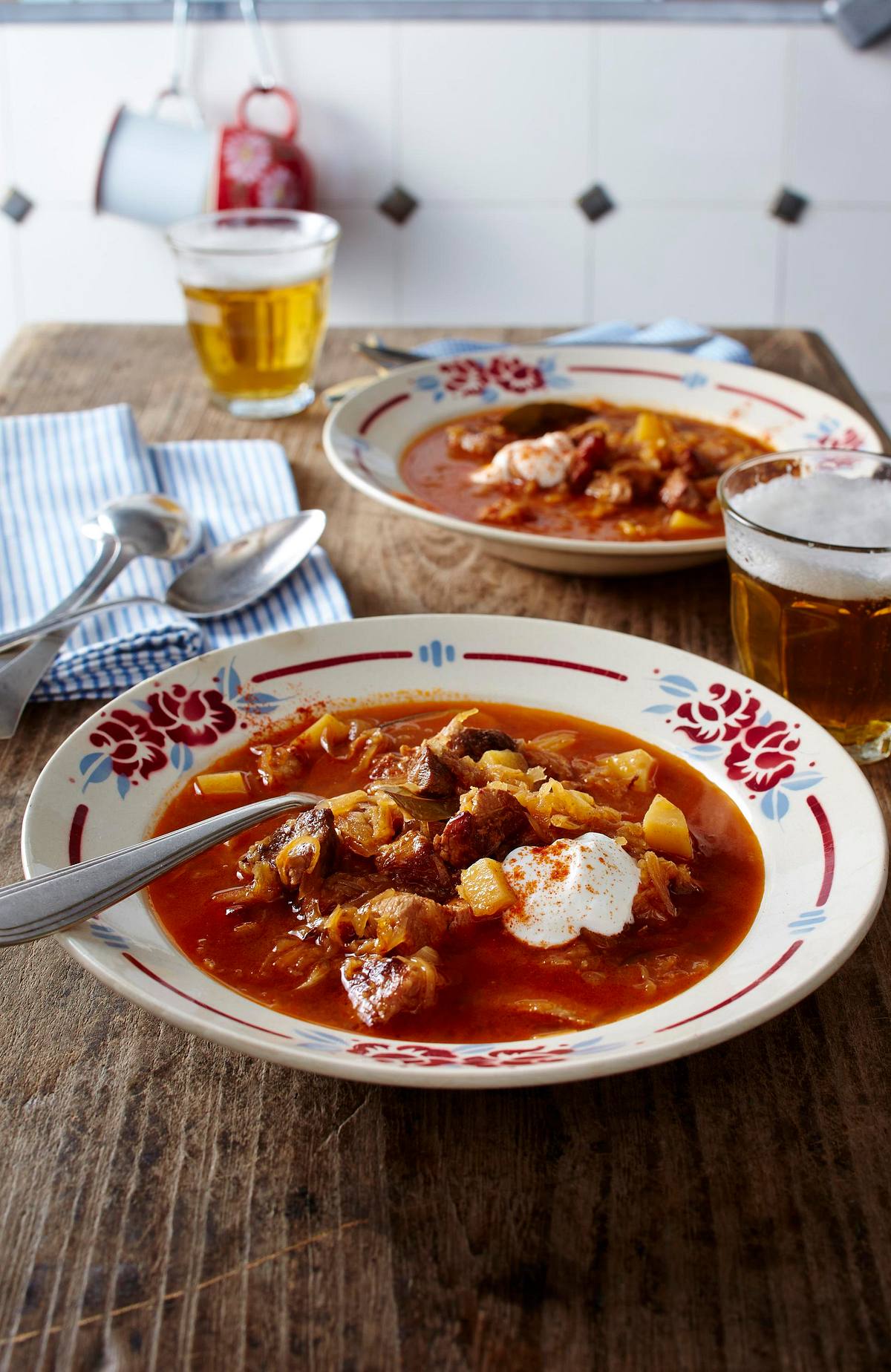 Szegediner Gulasch-Suppe mit Sauerrahm Rezept