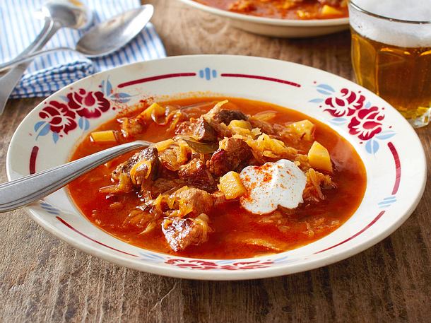 Szegediner Gulasch-Suppe mit Sauerrahm Rezept | LECKER