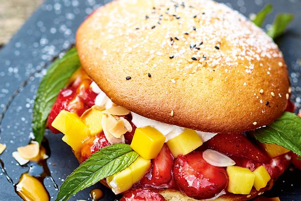 Süßer Burger mit Erdbeeren & Mango Rezept Süßer Burger mit Erdbeeren & Mango Rezept
