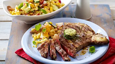 T-Bone-Steak mit amerikanischem Nudelsalat Rezept - Foto: LECKER @ Bauer Media Group