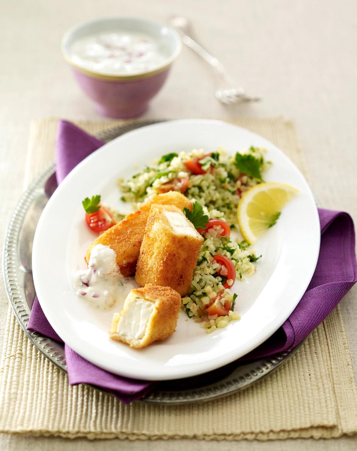 Tabouleh (Bulgur-Petersiliensalat) zu gebratenen Fetasticks und Knoblauchdip Rezept