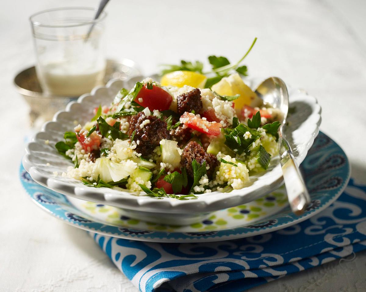 Tabouleh mit Kebab (Couscous mit Gurke, Tomate und Petersilie zu Rinderhack) Rezept