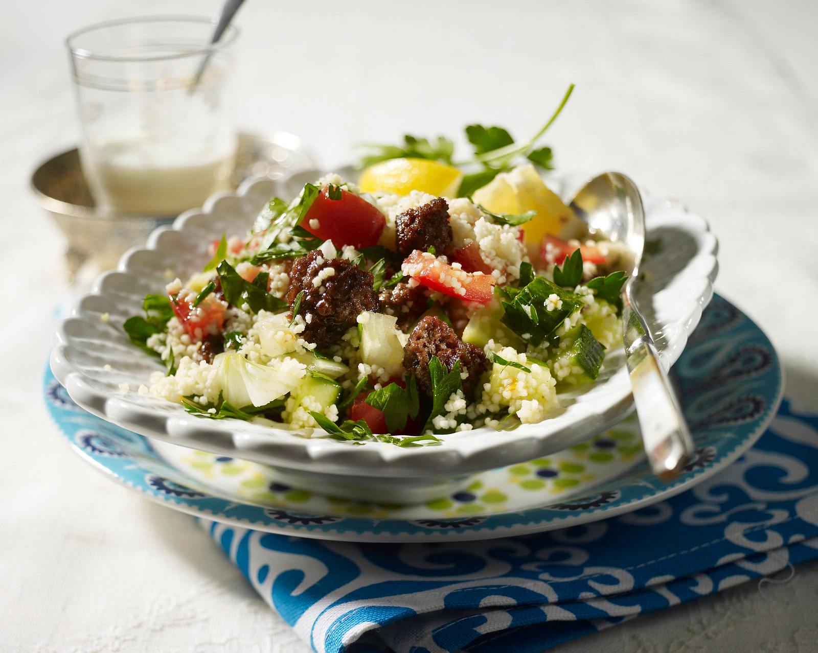 Tabouleh mit Kebab (Couscous mit Gurke, Tomate und Petersilie zu ...