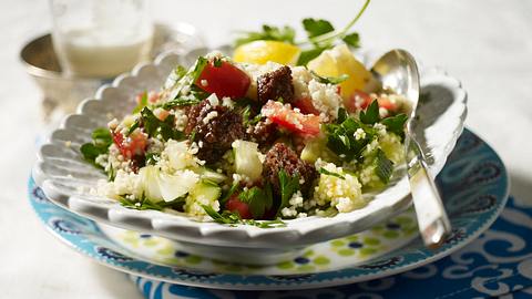 Tabouleh mit Kebab (Couscous mit Gurke, Tomate und Petersilie zu Rinderhack) Rezept - Foto: House of Food / Bauer Food Experts KG