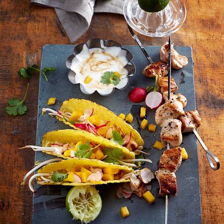 Tacos mit Gemüsefüllung und Hähnchenspießen Rezept Tacos mit Gemüsefüllung und Hähnchenspießen Rezept