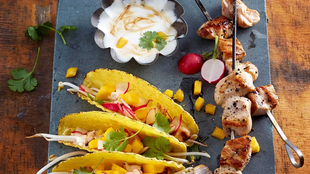 Tacos mit Gemüsefüllung und Hähnchenspießen Rezept - Foto: LECKER @ Bauer Media Group Tacos mit Gemüsefüllung und Hähnchenspießen Rezept - Foto: LECKER @ Bauer Media Group