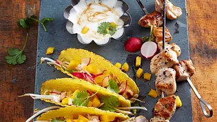 Tacos mit Gemüsefüllung und Hähnchenspießen Rezept - Foto: LECKER @ Bauer Media Group Tacos mit Gemüsefüllung und Hähnchenspießen Rezept - Foto: LECKER @ Bauer Media Group