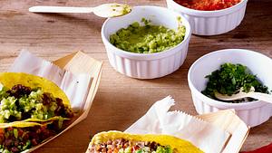 Tacos mit Rindfleisch und verschiedenen Soßen Rezept - Foto: House of Food / Bauer Food Experts KG