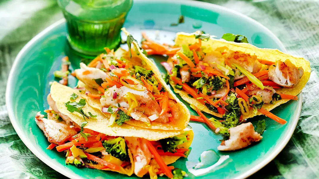 Tacos mit Seelachs und Möhren-Brokkoli-Salat Rezept - Foto: LECKER @ Bauer Media Group Tacos mit Seelachs und Möhren-Brokkoli-Salat Rezept - Foto: LECKER @ Bauer Media Group