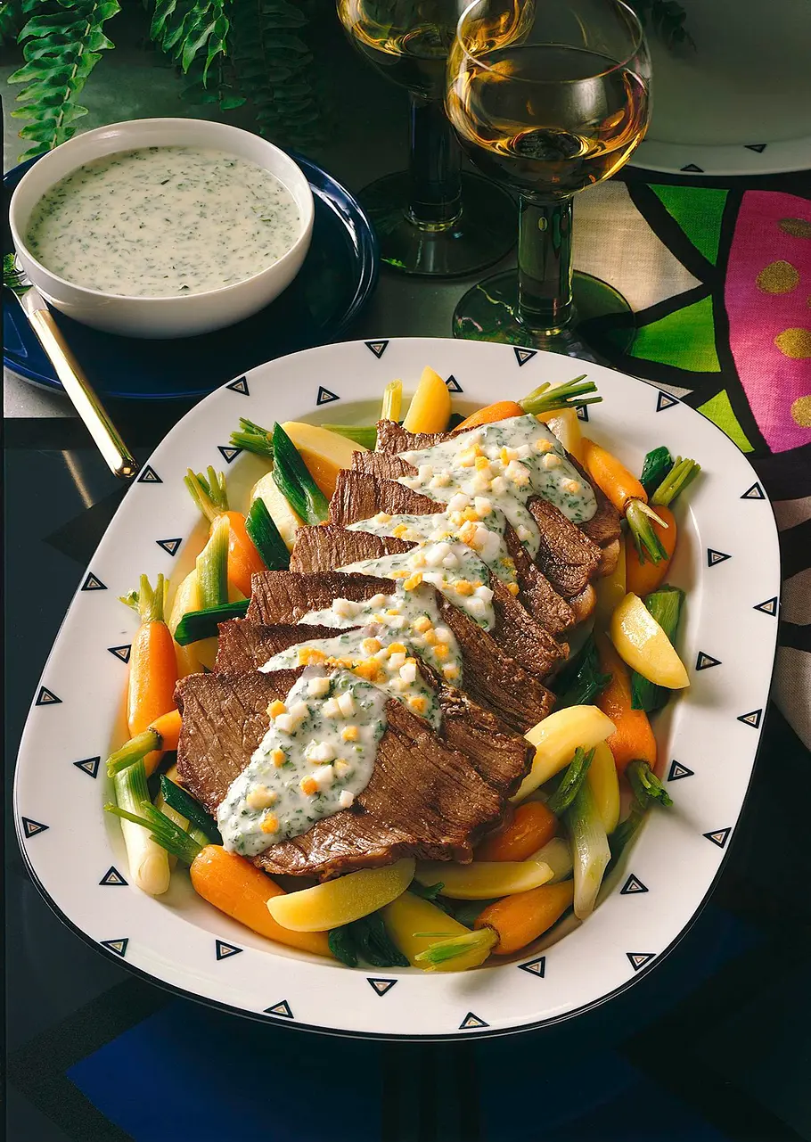 Tafelspitz auf jungem Gemüse mit Kräuter-Meerrettich Rezept Tafelspitz auf jungem Gemüse mit Kräuter-Meerrettich Rezept