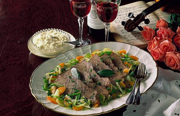 Tafelspitz mit Bouillon-Gemüse Rezept Tafelspitz mit Bouillon-Gemüse Rezept