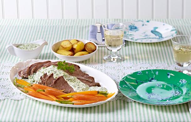 Tafelspitz mit Grüner Soße, Pellkartoffeln und Honig-Möhren (Kochschule) Rezept Tafelspitz mit Grüner Soße, Pellkartoffeln und Honig-Möhren (Kochschule) Rezept
