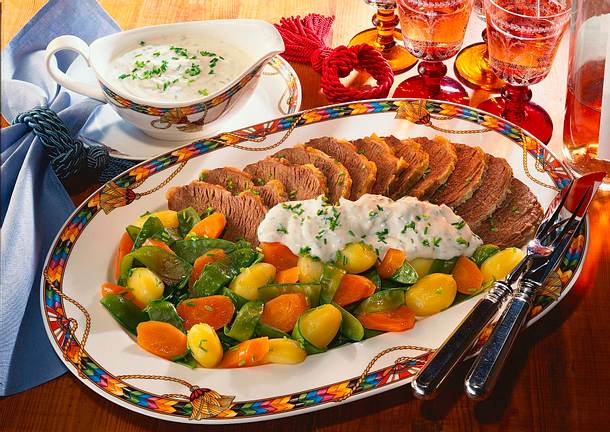 Tafelspitz mit Meerrettich-Schnittlauchsoße Rezept Tafelspitz mit Meerrettich-Schnittlauchsoße Rezept