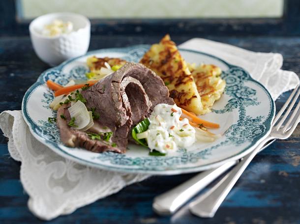 Tafelspitz mit Wasabi-Apfel-Salsa und Kartoffel-Zwiebel-Rösti Rezept Tafelspitz mit Wasabi-Apfel-Salsa und Kartoffel-Zwiebel-Rösti Rezept