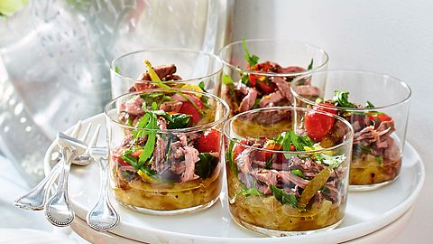 Tafelspitzsalat auf Zwiebelconfit Rezept - Foto: House of Food / Bauer Food Experts KG