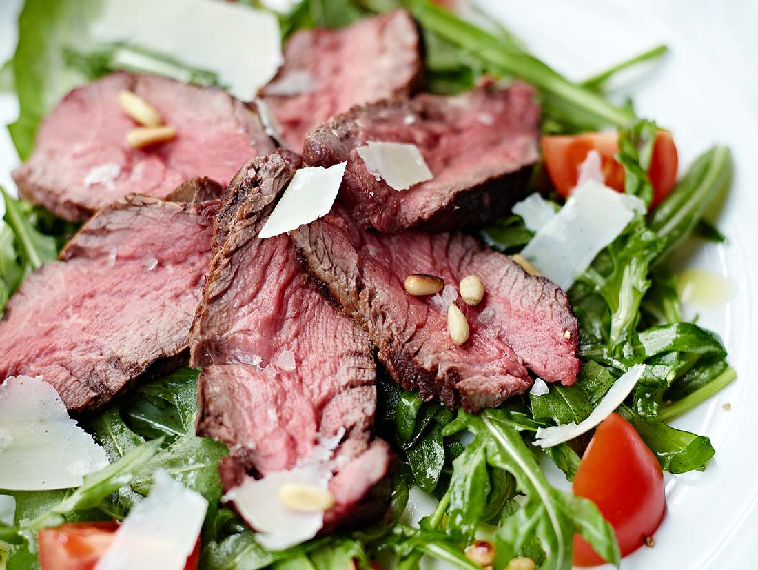 Tagliata di manzo auf Rucola mit Pinienkernen und Parmesan Rezept | LECKER