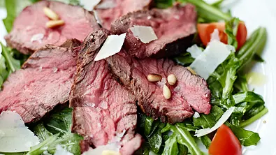 Tagliata di manzo auf Rucola mit Pinienkernen und Parmesan Rezept - Foto: LECKER @ Bauer Media Group
