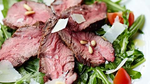 Tagliata di manzo auf Rucola mit Pinienkernen und Parmesan Rezept - Foto: House of Food / Bauer Food Experts KG