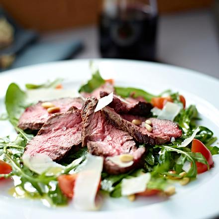 Tagliata di manzo auf Rucola mit Pinienkernen und Parmesan Rezept