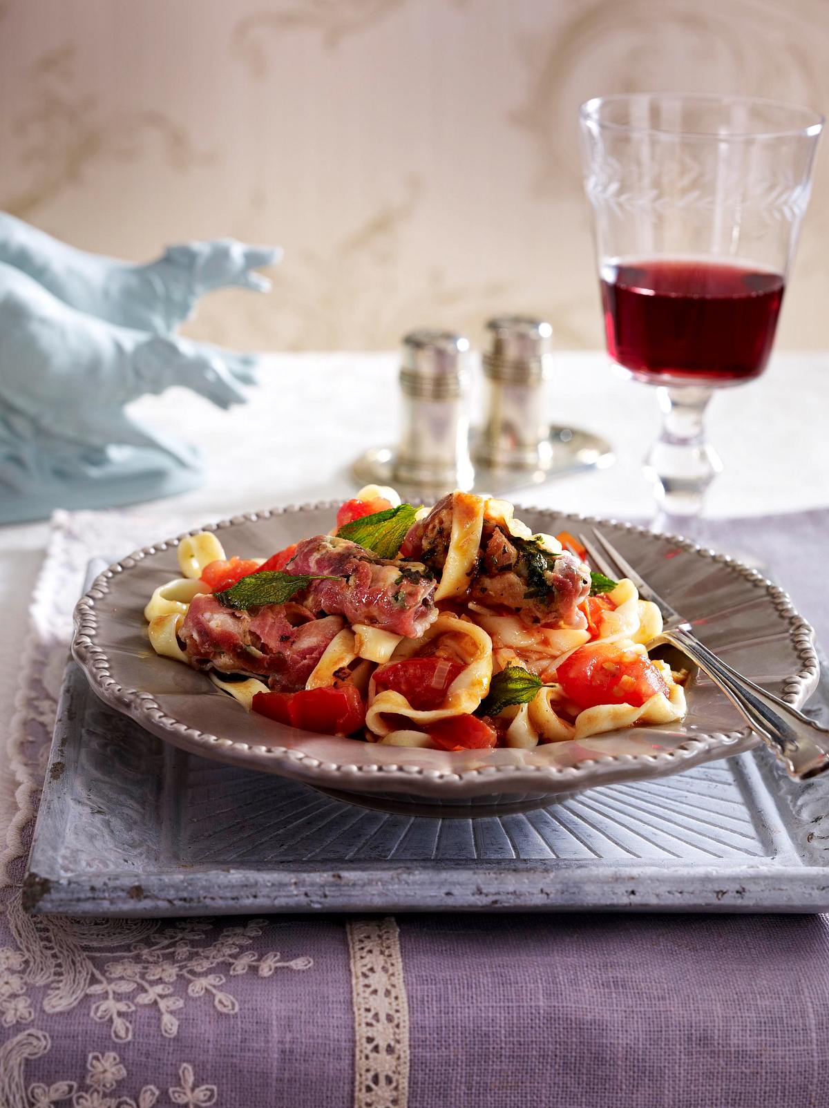 Tagliatelle alla pancetta (Bandnudeln mit Pancetta-Röllchen) Rezept